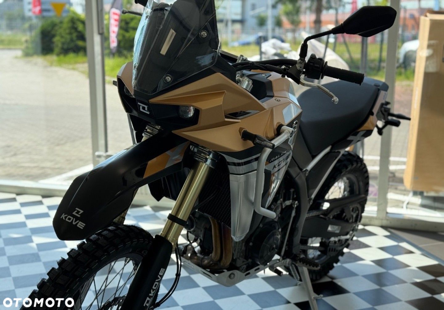 Motocykl KOVE 800X w terenie – wybór quada i motocykla