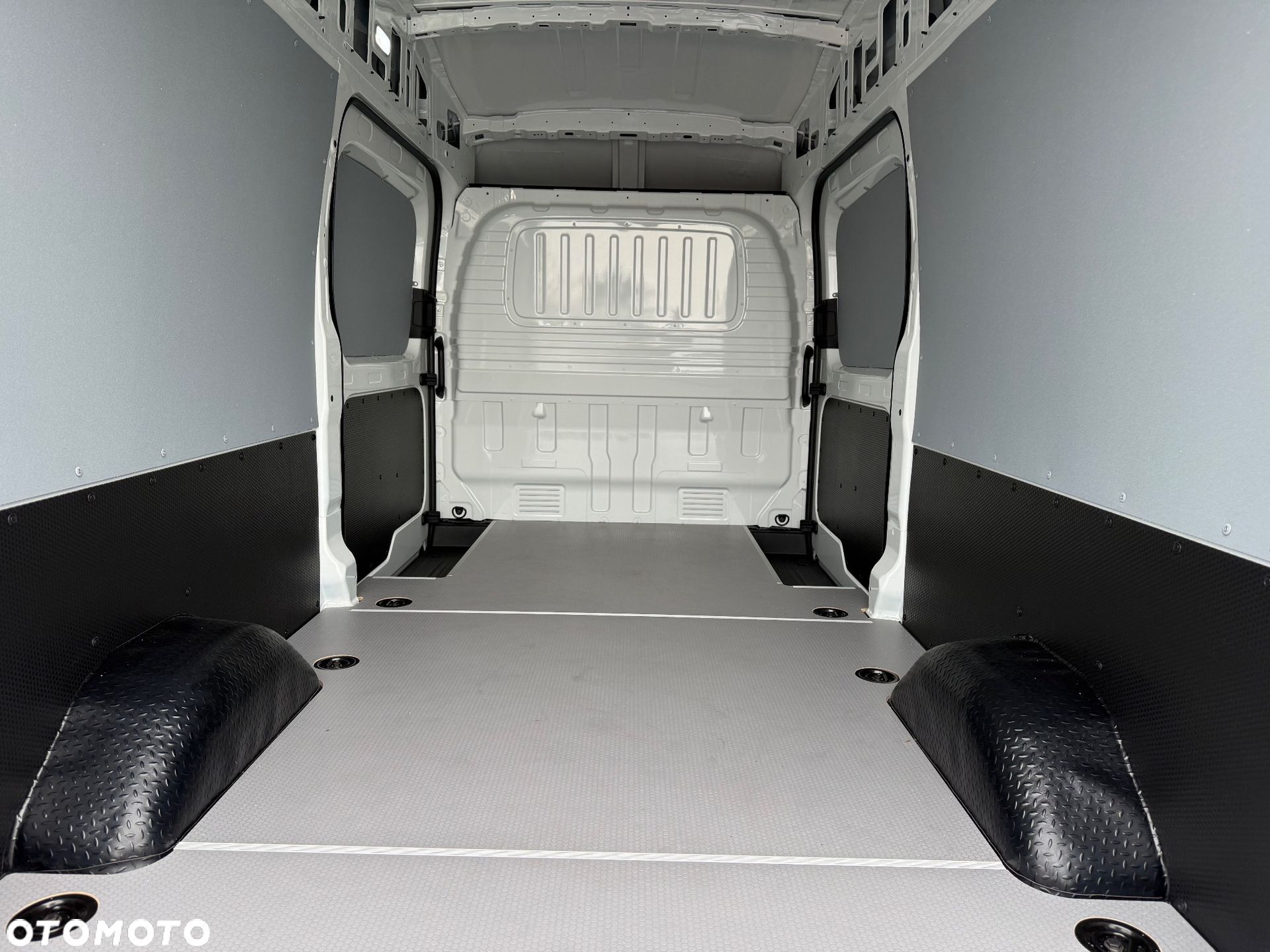 Maxus e-deliver-9 – samochód w salonie DealerAuto Wrocław, zdjęcie 3
